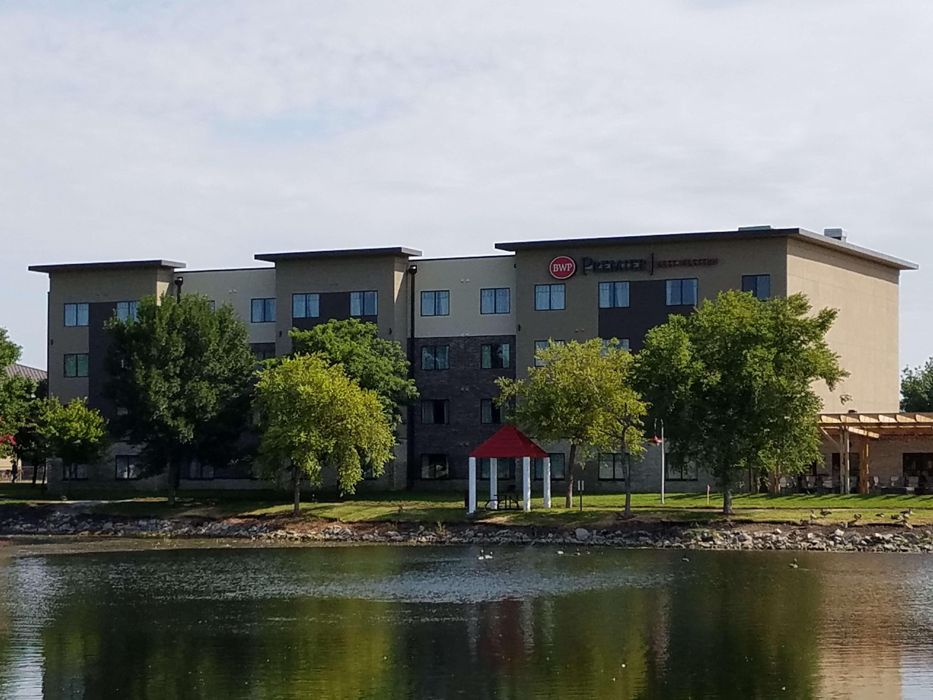 Best Western Premier Ankeny Hotel Exterior photo